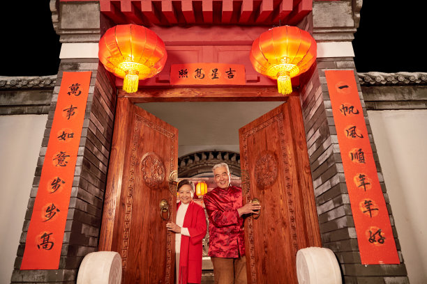 老年夫妇过新年图片下载