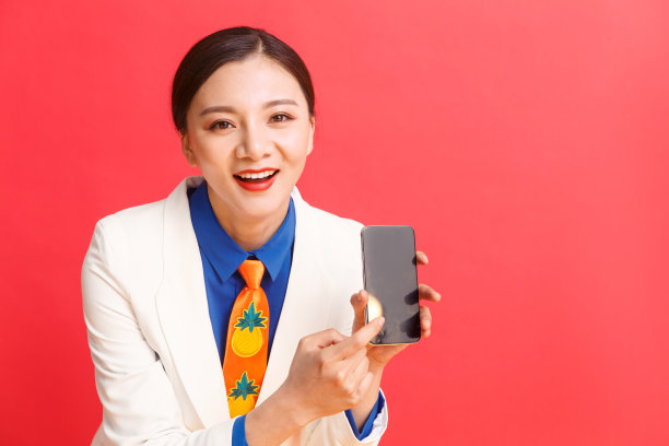 拿着手机的青年女人图片下载