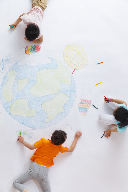 幼儿园小朋友们画画图片下载