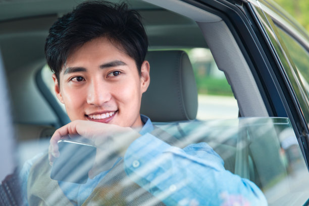 坐在汽车里的商务青年图片下载