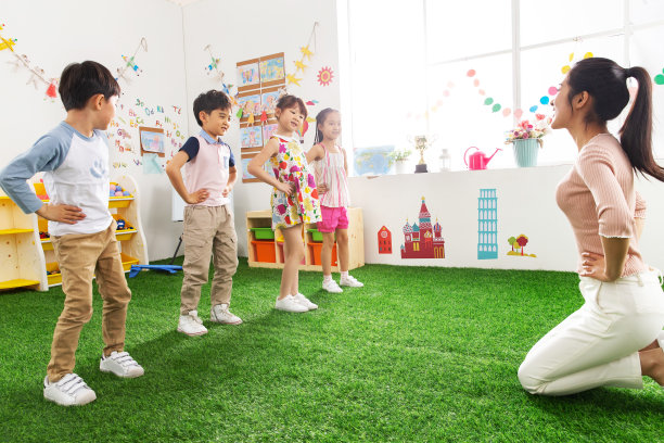 幼儿园老师和小朋友们图片下载