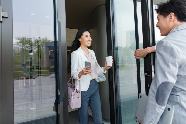 拿着咖啡的青年商务人士图片下载