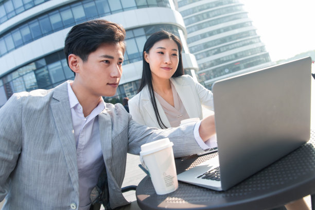 商务人士在露天餐厅里讨论工作图片下载