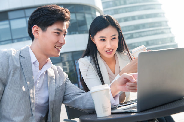 商务人士在户外讨论工作图片下载