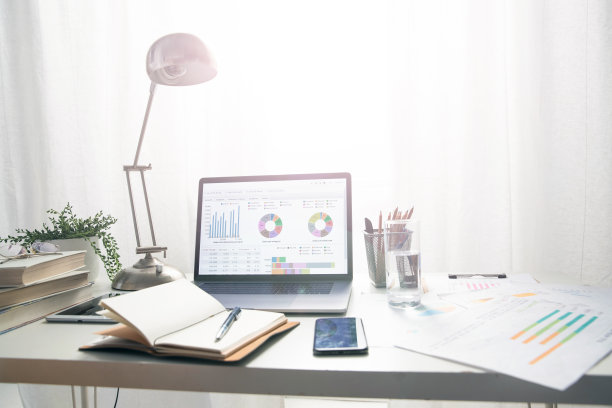 书桌上的办公用品图片下载