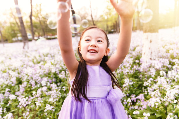 可爱的小女孩在户外图片下载
