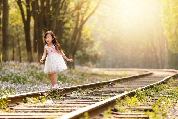 可爱的小女孩在户外图片下载