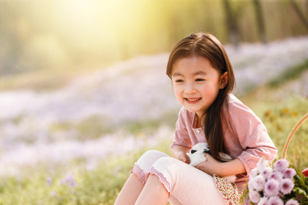 可爱的女孩在户外图片下载