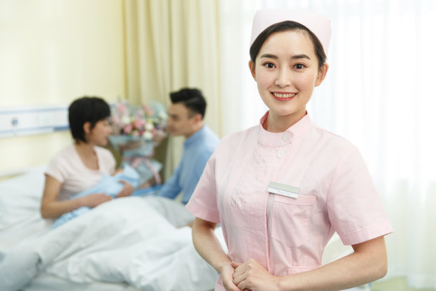 护士和新生儿的父母图片下载