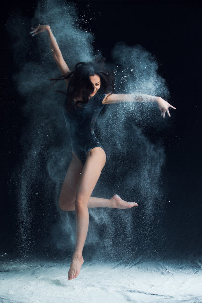 青年女人在跳芭蕾舞图片下载