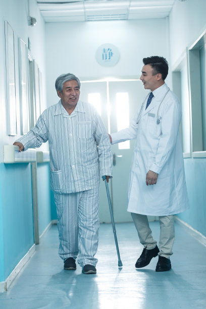 医生和老年男人在医院走廊图片下载