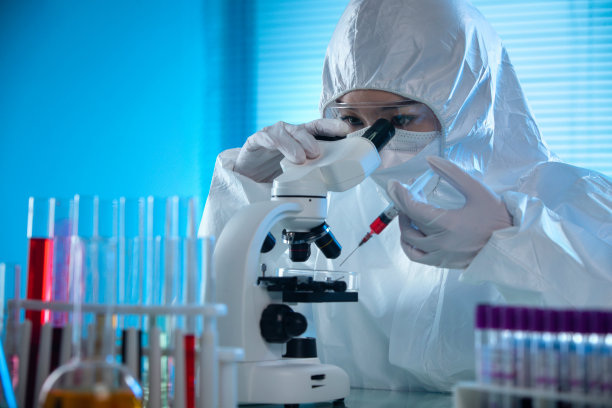 医务工作者做医学检测图片下载