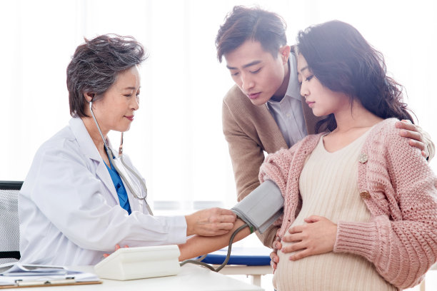 医生给孕妇检查身体图片下载
