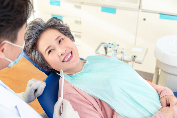 牙医给老年患者治疗图片下载