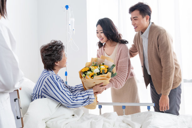 青年夫妇看望老人图片下载