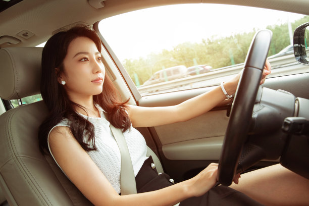 漂亮的青年女人开车图片下载
