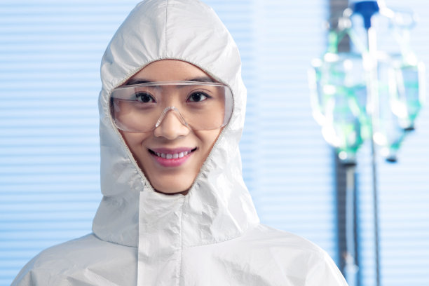 露出笑脸的青年女医生图片下载