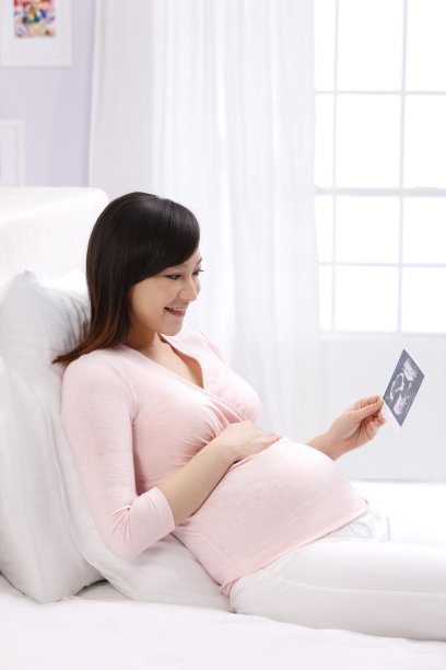孕妇拿着超声波照片图片下载