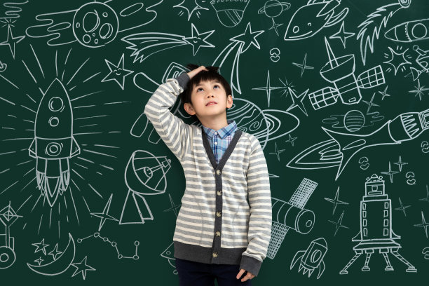 小男孩站在黑板前图片下载