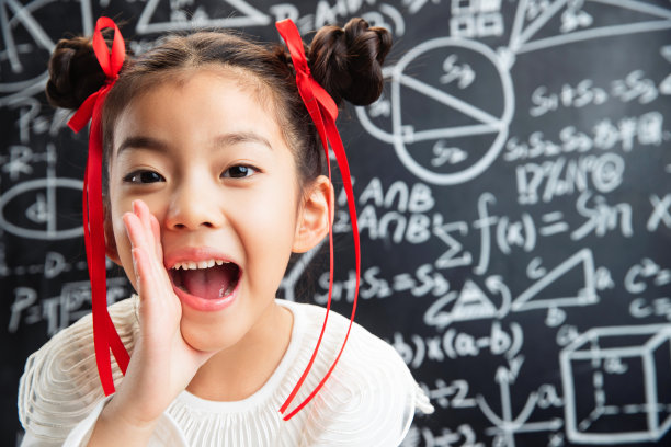 黑板前的哪吒造型的小女孩图片下载