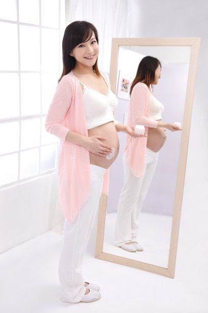 孕妇涂抹按摩膏图片下载