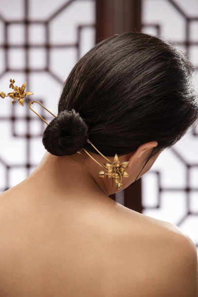 梳着中式发髻歪头的东方女人背影图片下载