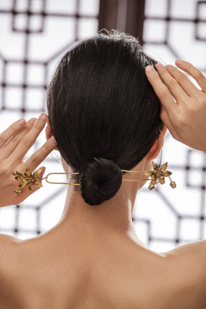 梳着中式发髻优雅的东方女人图片下载