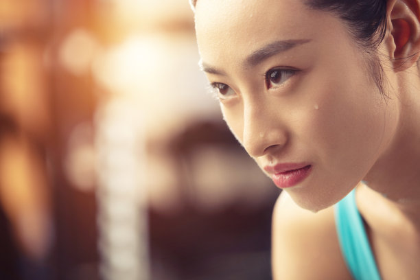 青年女人在健身房图片下载