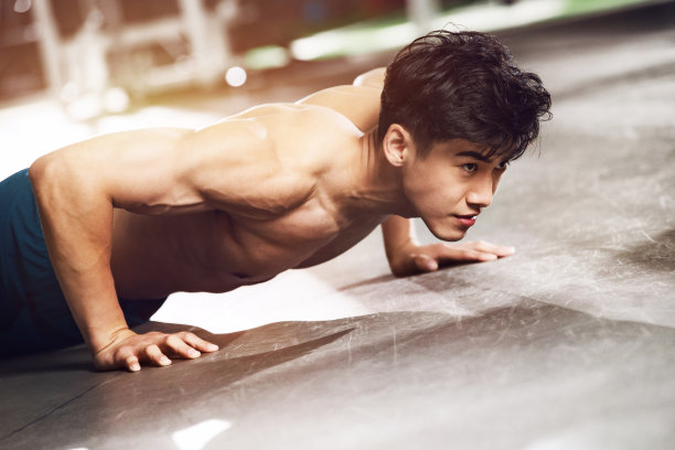 青年男人在健身房健身图片下载