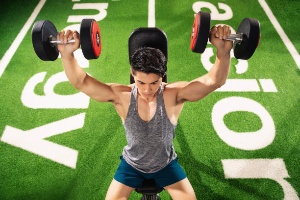 青年男人在健身房健身图片下载