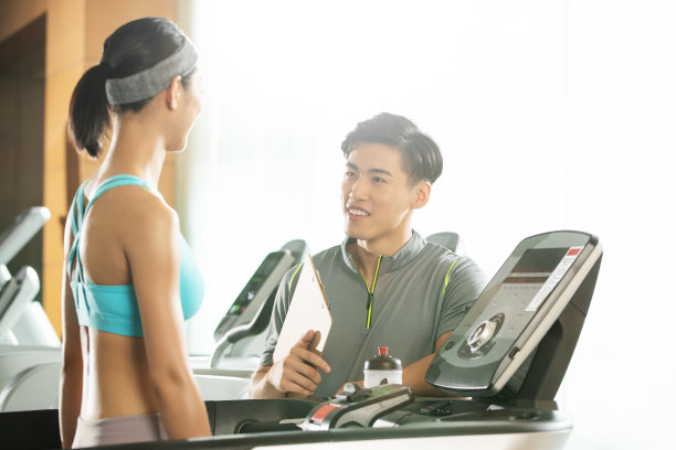 健身教练指导青年女人健身图片下载