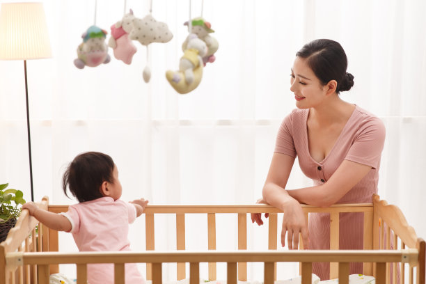 妈妈哄宝宝玩耍图片下载