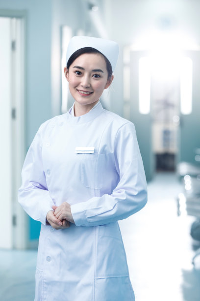 年轻的女护士在医院走廊图片下载