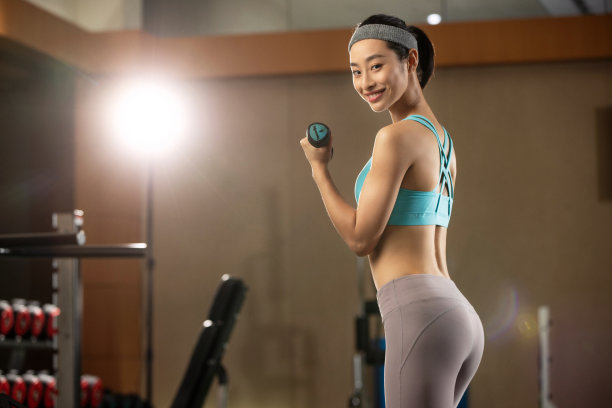 青年女人在健身房健身图片下载