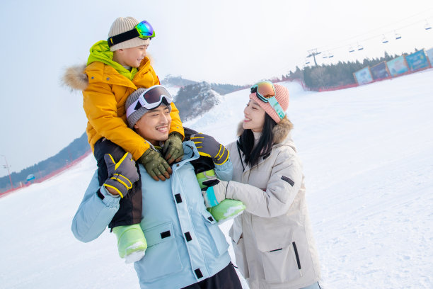 滑雪场上开心的三口之家图片下载