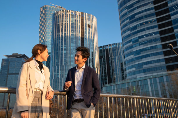 在户外交流的商务人士图片下载