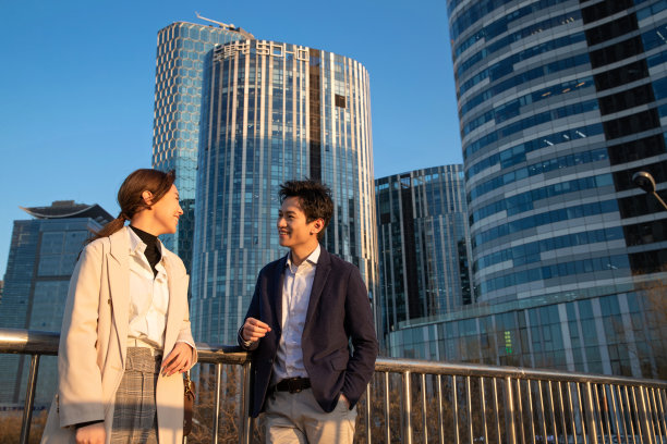 在户外交流的商务人士图片下载