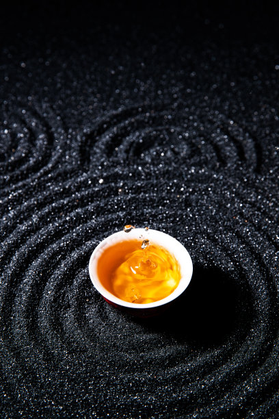 黑色背景下的一杯茶图片下载