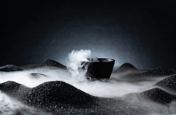 烟雾缭绕下的茶杯图片下载