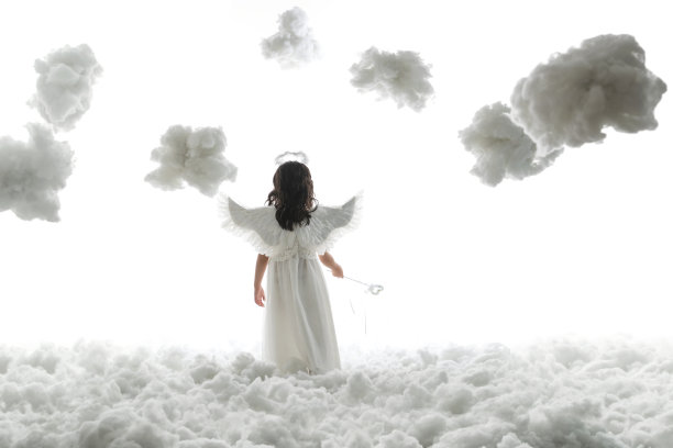 天使装扮的小女孩背影图片下载