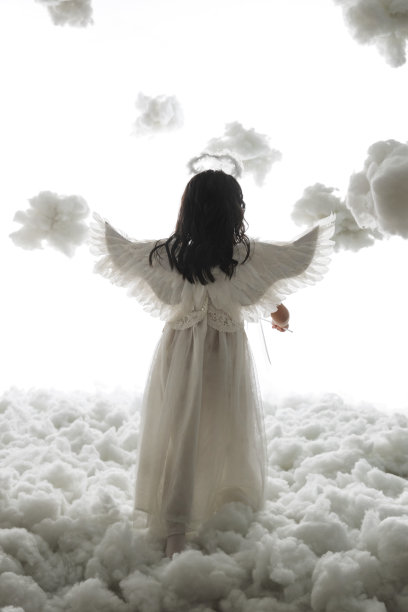 天使装扮的小女孩玩耍图片下载