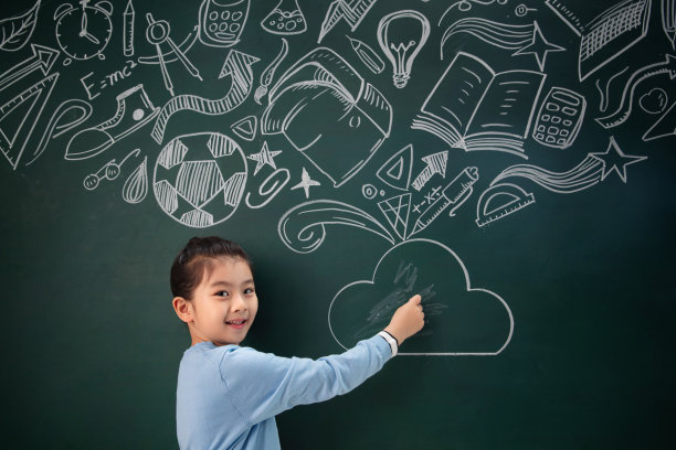 站着黑板前的小学女生图片下载