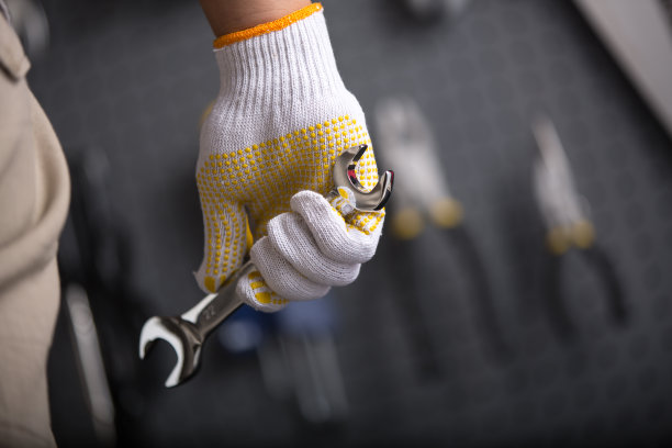 机械工人拿着扳手图片下载