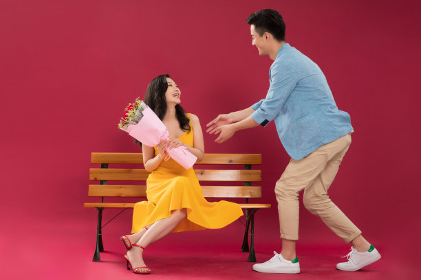 青年男人送花给女朋友图片下载