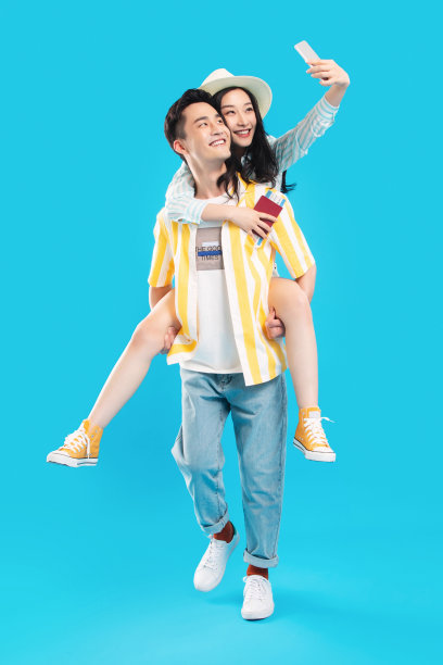 青年男人背着女朋友用手机自拍图片下载