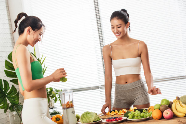 年轻闺蜜在家吃水果图片下载