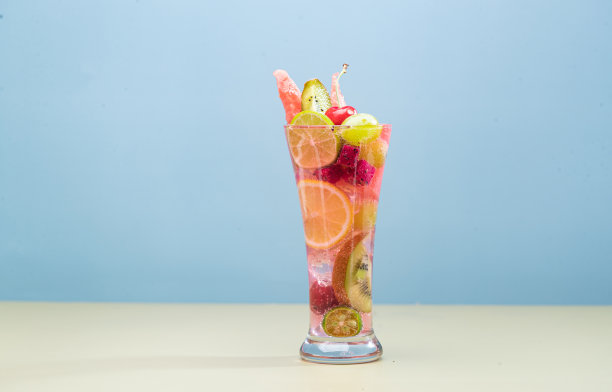 桌面上的水果茶图片下载