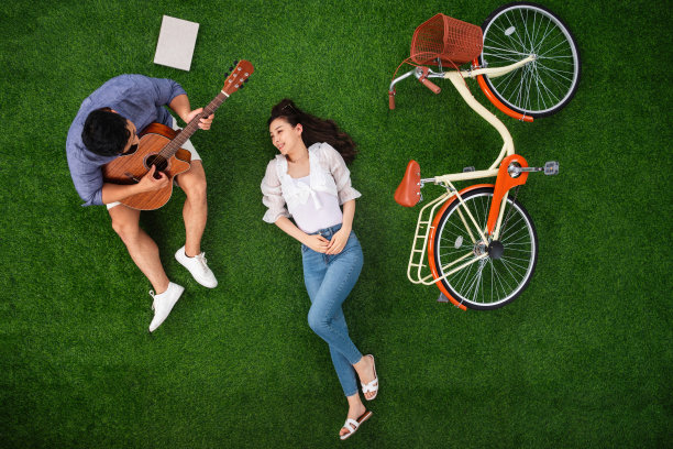 幸福的青年伴侣在草地上享受快乐时光图片下载