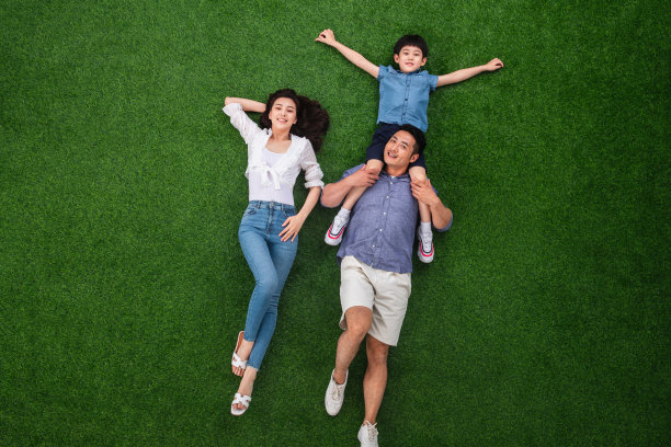 幸福快乐的一家三口图片下载