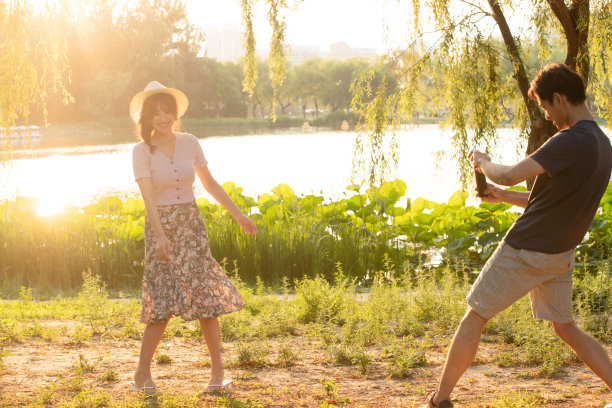 幸福情侣在公园里拍照图片下载